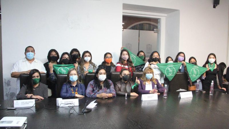 Reunión de colectivos por la despenalización del aborto en Puebla con legisladoras y legisladores de MORENA