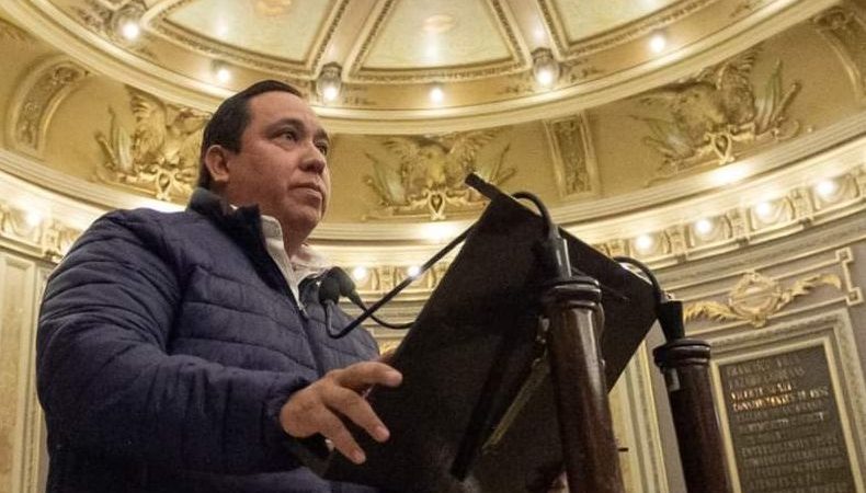 Defiende Carlos Evangelista su iniciativa para despenalizar el aborto en Puebla; dice que el legislador Eduardo Castillo López es mentiroso e ignorante