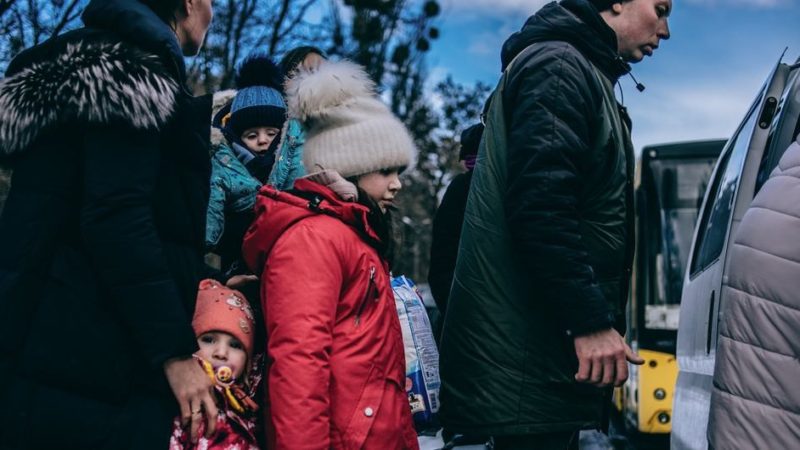 Unos 30 mil ucranianos vuelven a casa cada día