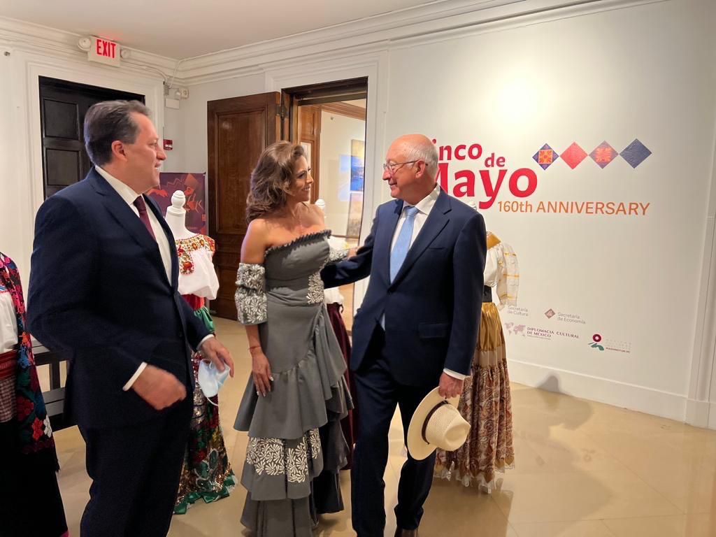 Olivia-Salomon-y-Ken-Salazar-5deMayo-USA