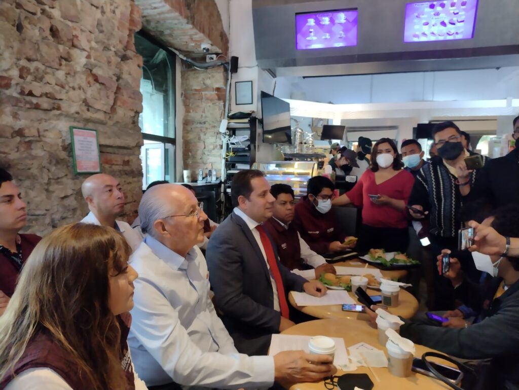 "Mi compromiso es no participar, es indeclinable me han pedido muchos que participe, creo que tengo que ser congruente con lo que dice la constitución y nuestro presidente Andrés Manuel López Obrador:  DIP-ALEJANDRO-CARVAJAL_