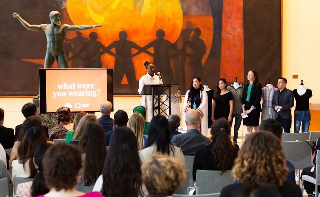 Spotlight Iniative La superviviente de una agresión sexual, Kadijatu Grace, relata su desgarradora historia en la recepción de la exposición "¿Qué llevabas puesto?" en la sede de la ONU en Nueva York.