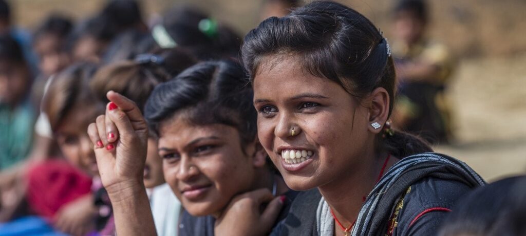 UNICEF_Vishwanathan Un grupo de adolescentes conciencia sobre los problemas de educación, matrimonio infantil y formación a los ancianos de las aldeas en la localidad Chapriawan, en el distrito de Giridih, la India.