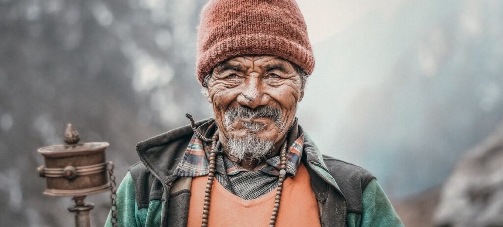 UNSPLASH_Samrat Khadka Un anciano en Langtang, Nepal, donde las temperaturas han aumentado en las últimas décadas