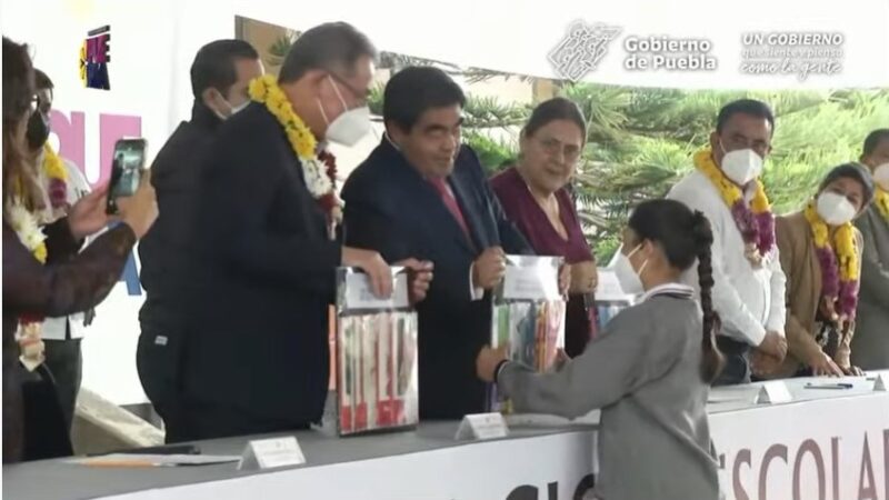 Entrega Miguel Barbosa útiles escolares, uniformes y zapatos a estudiantes de todo el estado; recuperó SEP a más de 100 mil desertores por pandemia
