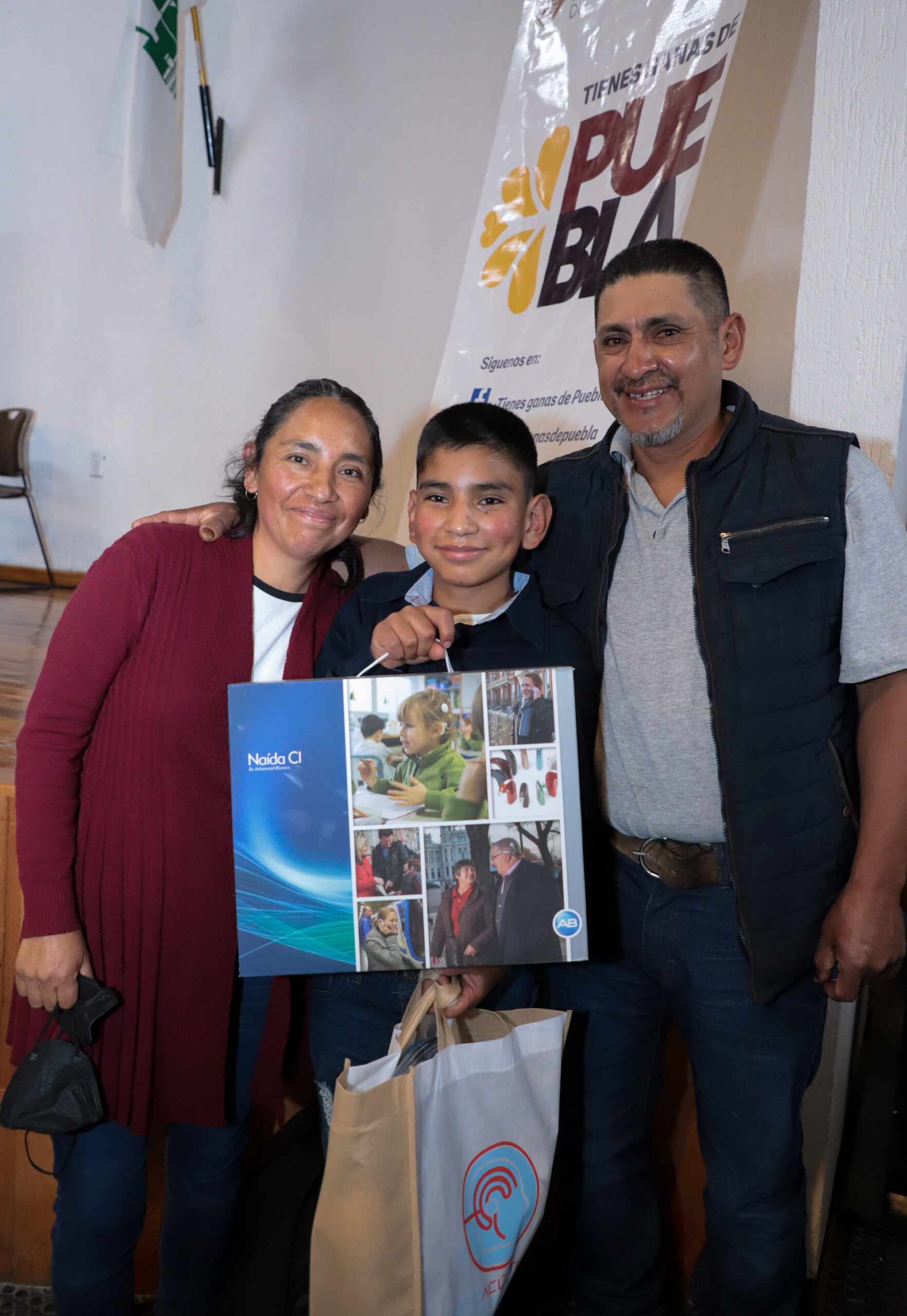 Recibe estudiante procesador de implante coclear, ahora Alonso podrá desarrollarse plenamente en su vida y sus estudios