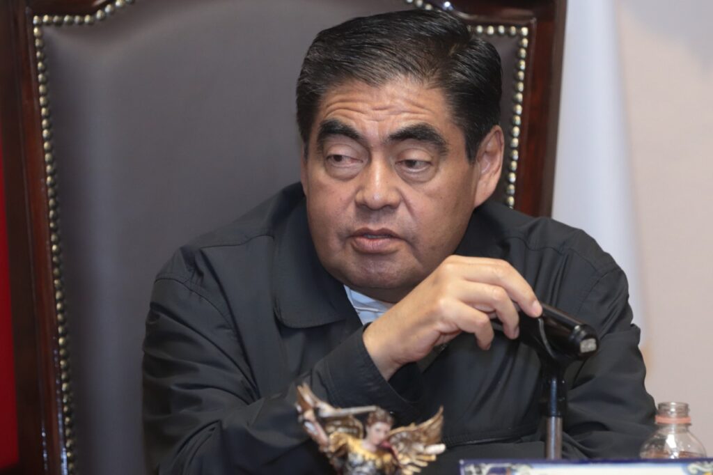 Llama el gobernador Miguel Barbosa al alcalde Eduardo Rivera a dialogar con voceadores del Centro Histórico 