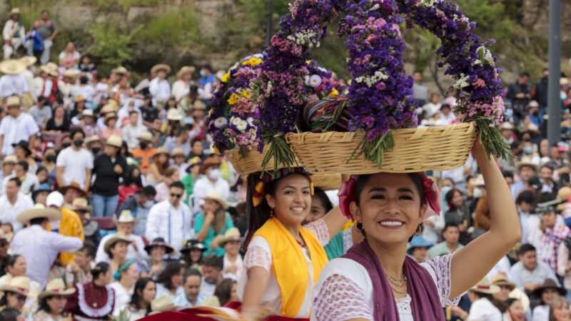 Participan 32 Regiones de Puebla en Huey Atlixcáyotl, Miguel Barbosa Huerta presidió el festival