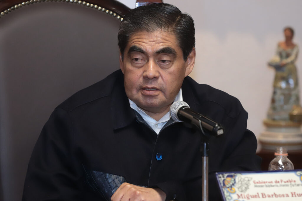 Miguel Barbosa, agregó. "Se trata de justicia para todos, ningún privilegio, que los círculos de privilegio se terminen que, integrantes del Poder Judicial ya no se dejen ver en reuniones en los restaurantes más ostentosos con empresarios para hacer acuerdos".
