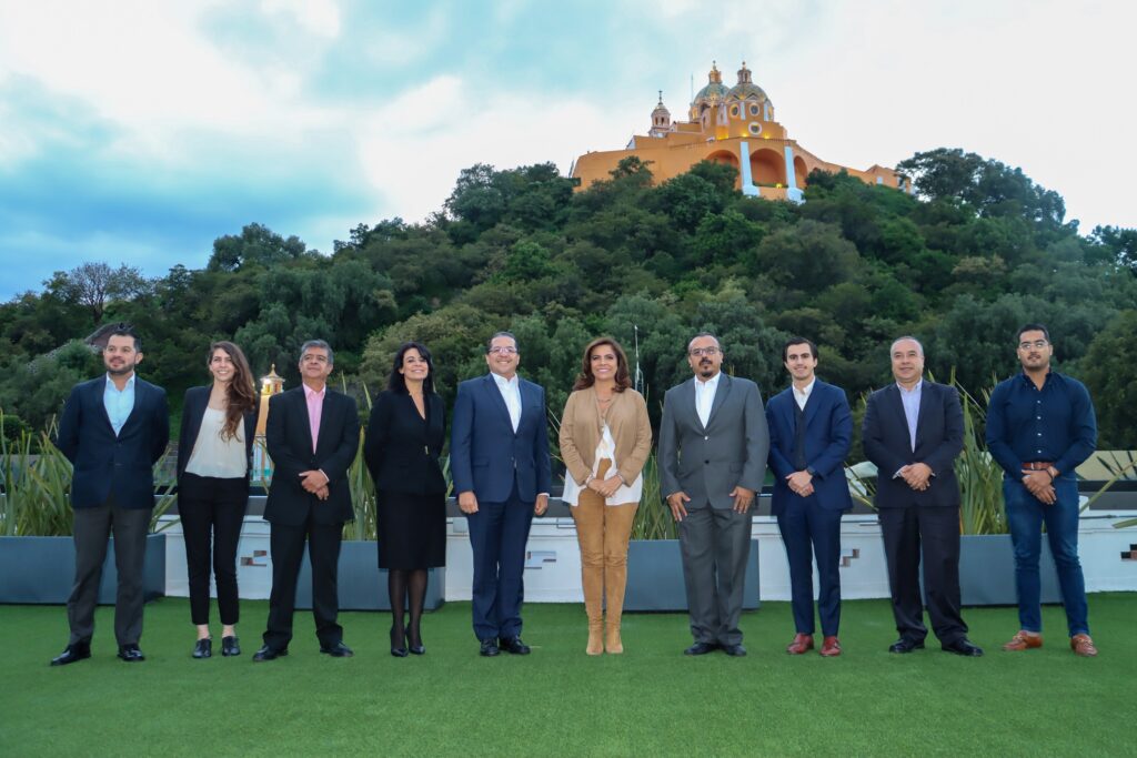 Olivia Salomón y el vicepresidente de Operaciones para FedEx Express México, Jorge Torres Aguilar