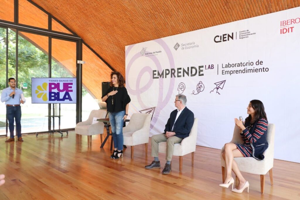Olivia Salomón en la graduación de la segunda generación de los campamentos de emprendimiento