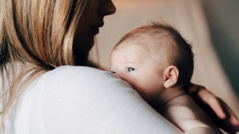 Contacto inmediato “piel con piel con la madre” una oportunidad para los bebés prematuros