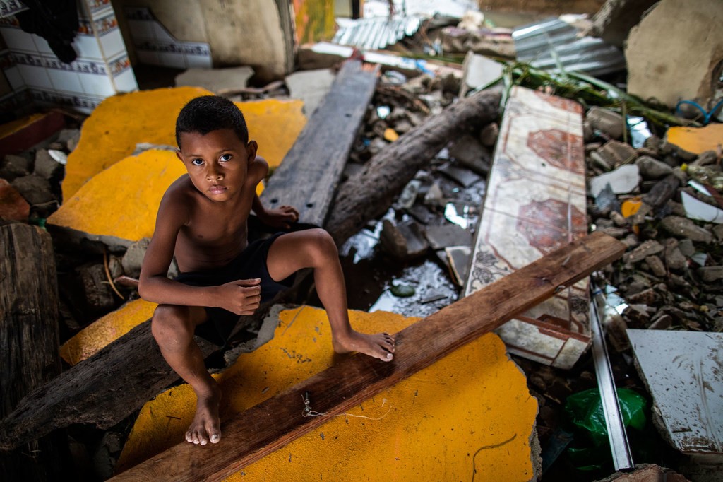 Un niño sentado sobre los escombros de su casa destruida por el huracán Iota en Bilwi, en Nicaragua.©-UNICEF_Inti-Ocon_AFP-Services_2