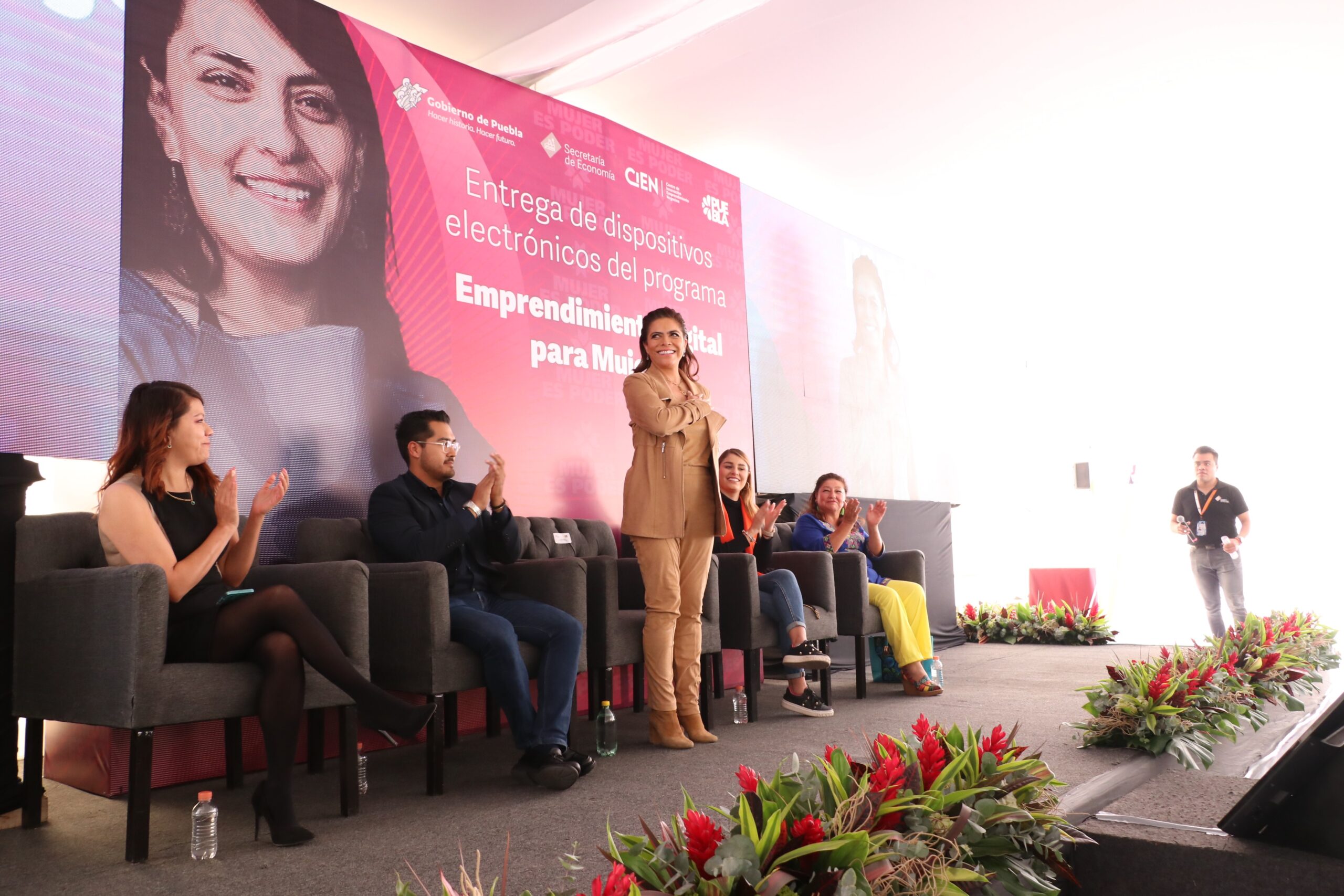 Más de mil se graduaron en el programa emprendimiento digital Mujer es Poder: Olivia Salomón