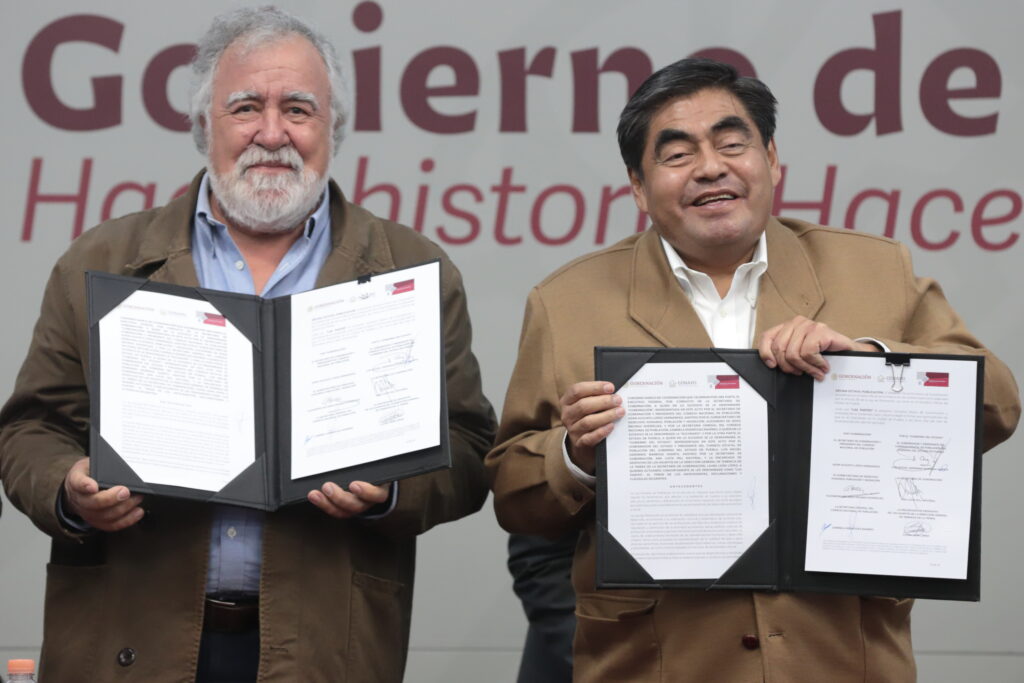 El mandatario Miguel Barbosa y Alejandro Encinas, subsecretario de Derechos Humanos, Población y Migración de la SEGOB federal, firmaron un convenio de colaboración en materia de población