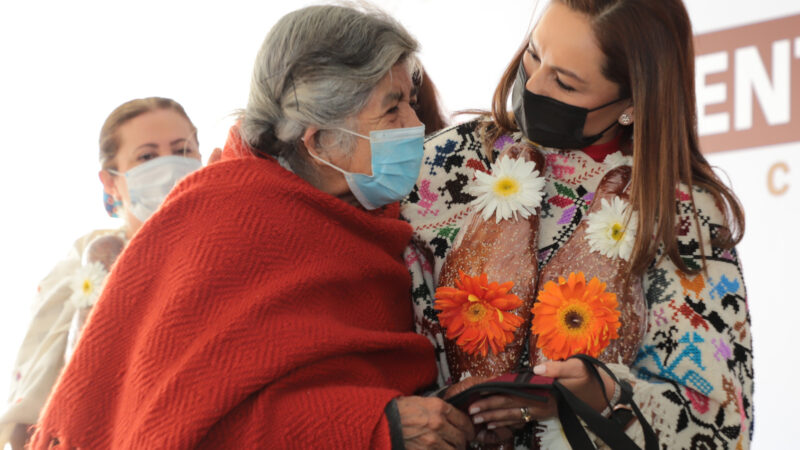 En “Martes Ciudadano” Gaby Bonilla del SEDIF entrega aparatos auditivos en Chignautla