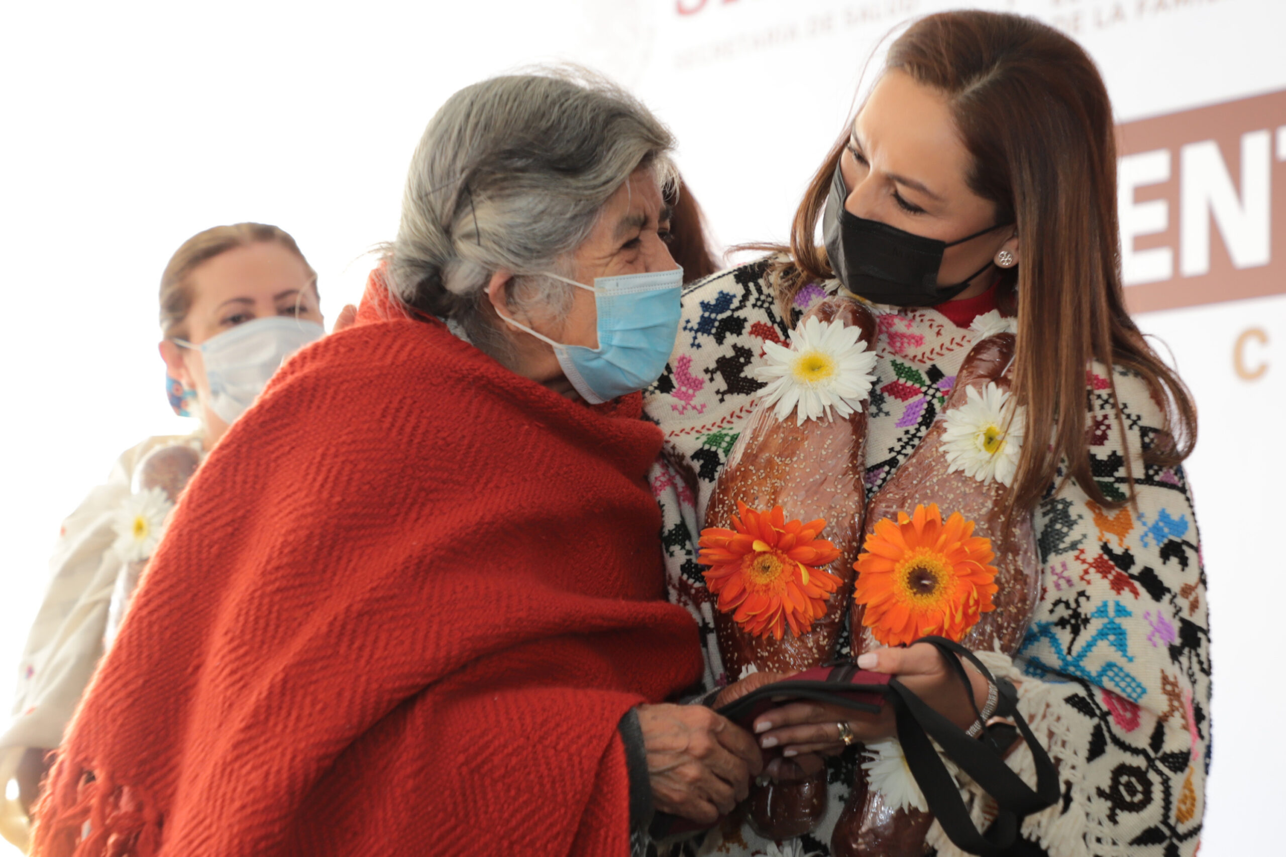 En “Martes Ciudadano” Gaby Bonilla del SEDIF entrega aparatos auditivos en Chignautla
