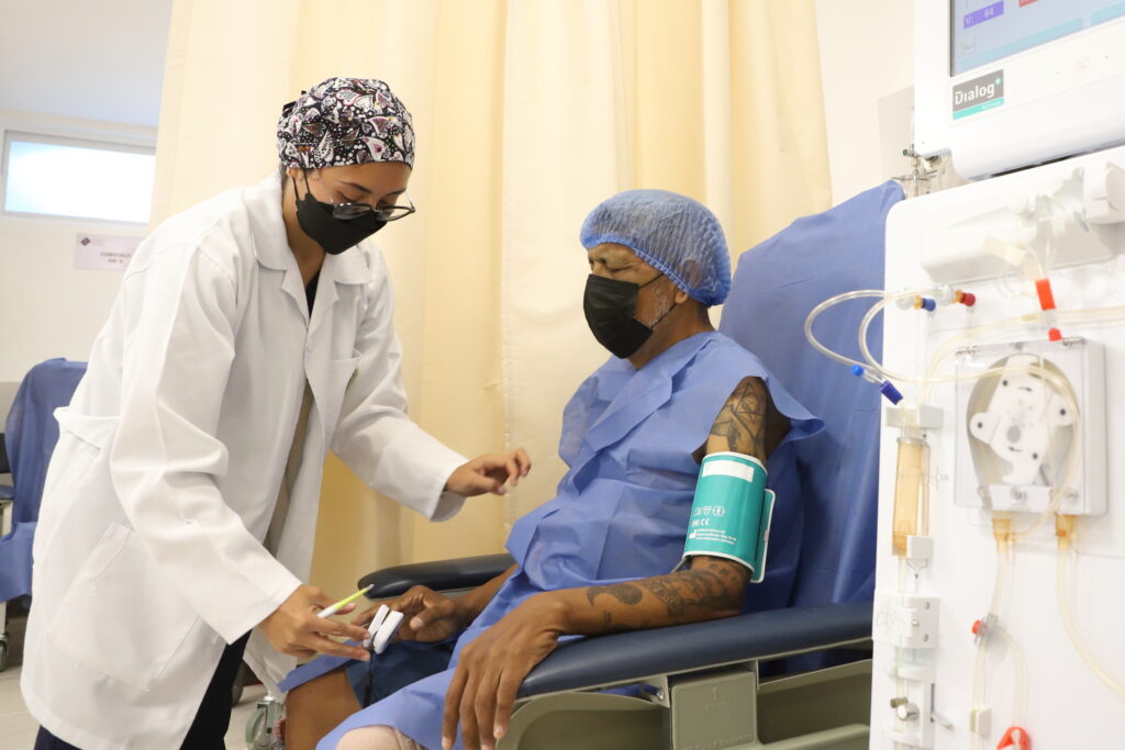  “Atender a los más desprotegidos es fundamental", Sergio Salomón Céspedes al inaugurar unidad de hemodiálisis