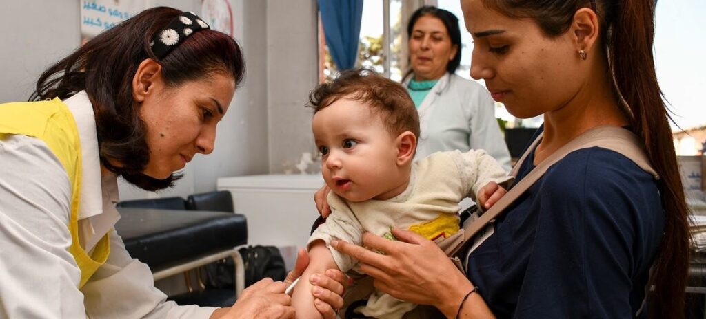 UNICEF_Johnny Shahan   Un niño de ocho meses recibe las vacunas contra la polio y el sarampión en un centro de salud del sur de Siria.