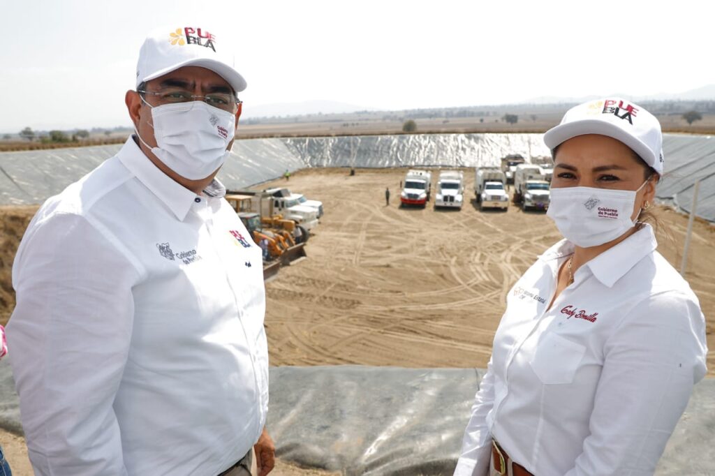 Gobernador Sergio Salomón y Beatriz Manrique 