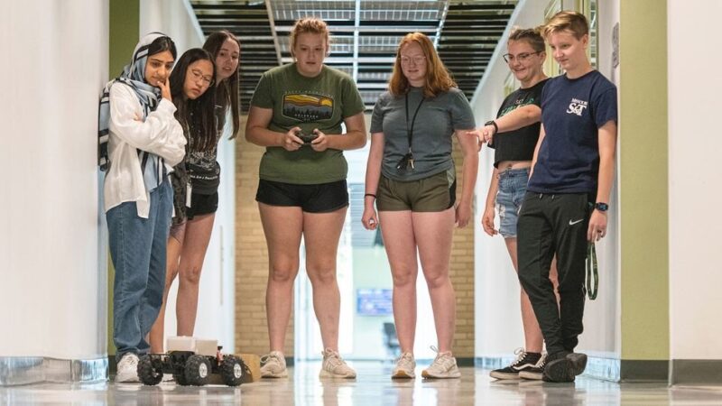 Más participación de mujeres y niñas = mejor ciencia, tecnología, ingeniería y matemáticas: ONU