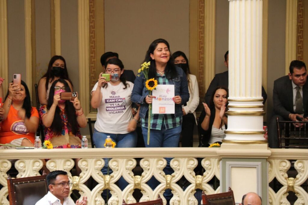 encabezadas por la activista y reconocida saxofonista María Elena Ríos, originaria de Oaxaca; también llegaron las activistas Carmen Sánchez; Esmeralda Millán y Leslie Moreno