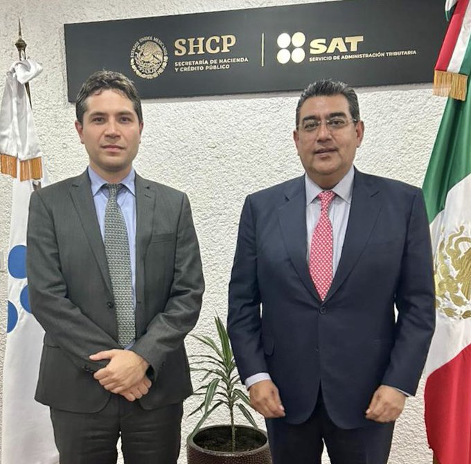 el gobernador Sergio Salomón también sostuvo una reunión con Antonio Martínez Dagnino, titular del Servicio de Administración Tributaria (SAT)