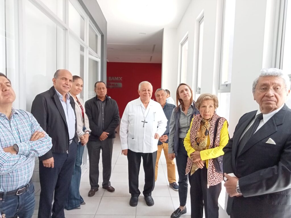 RECORRIDO-DE-PERIODISTAS-ACOMPANADOS-POR-EL-ARZOBISPO-DE-PUEBLA-VICTOR-SANCHEZ-ESPINOSA-POR-EL-BANCO-DE-ALIMENTOS