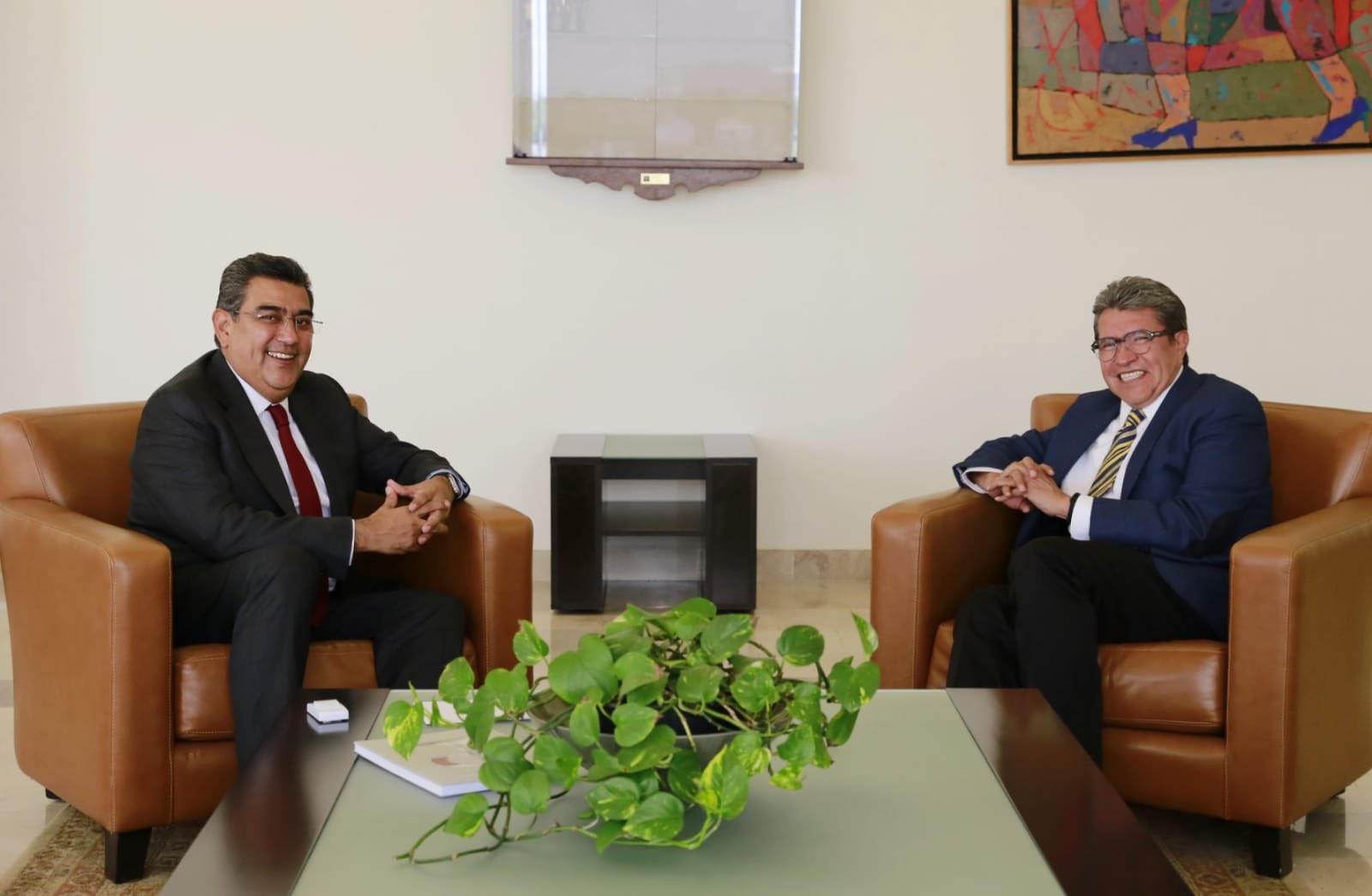 Se reúnen Sergio Salomón y Ricardo Monreal por una agenda en común para Puebla