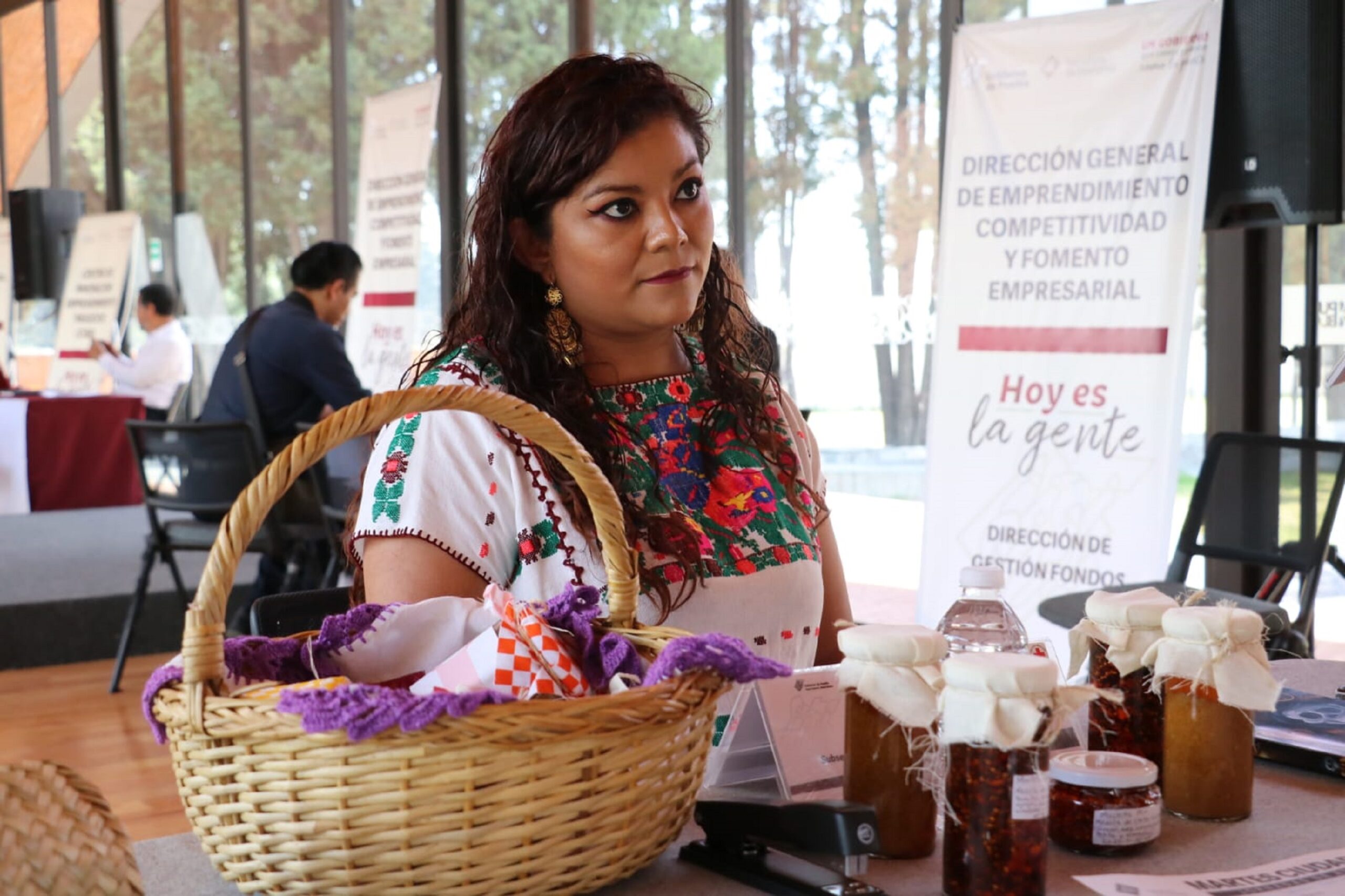 Artesanas de Ahuatempan buscan asesoría con Economía para comercializar su producto