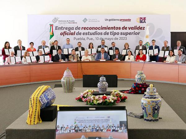 Entrega Sergio Salomón 64 Revoes a 19 universidades privadas y anuncia la próxima liberación de 5 mil títulos profesionales