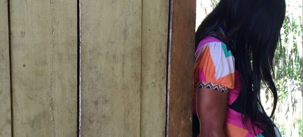 OPS Una joven indígena embarazada busca ayuda en el albergue maternal del hospital de San Lorenzo, Datem del Marañón, Perú