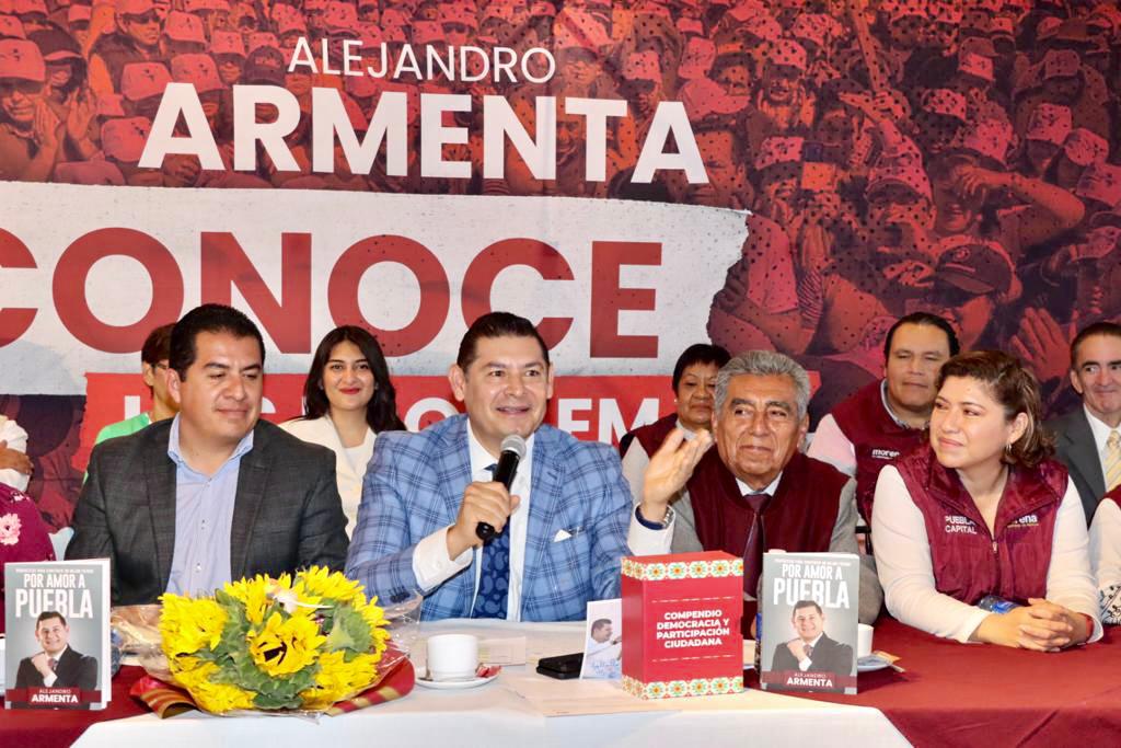 Alejandro Armenta apoya la política educativa de AMLO y avala los libros de texto para el nuevo ciclo escolar
