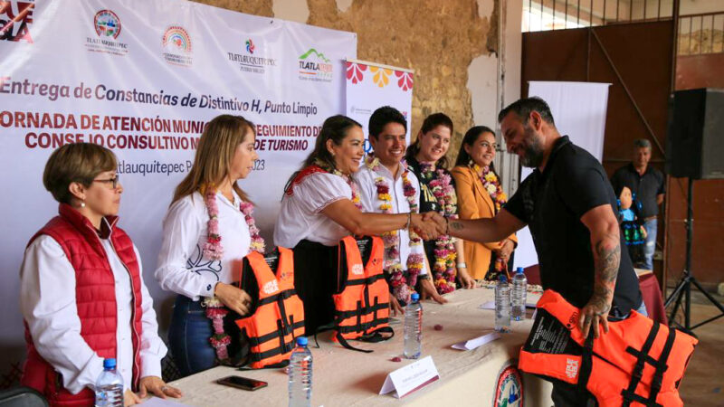 Entrega gobierno estatal chalecos a salvavidas y  prestadores de servicios turísticos de Tlatlauquitepec