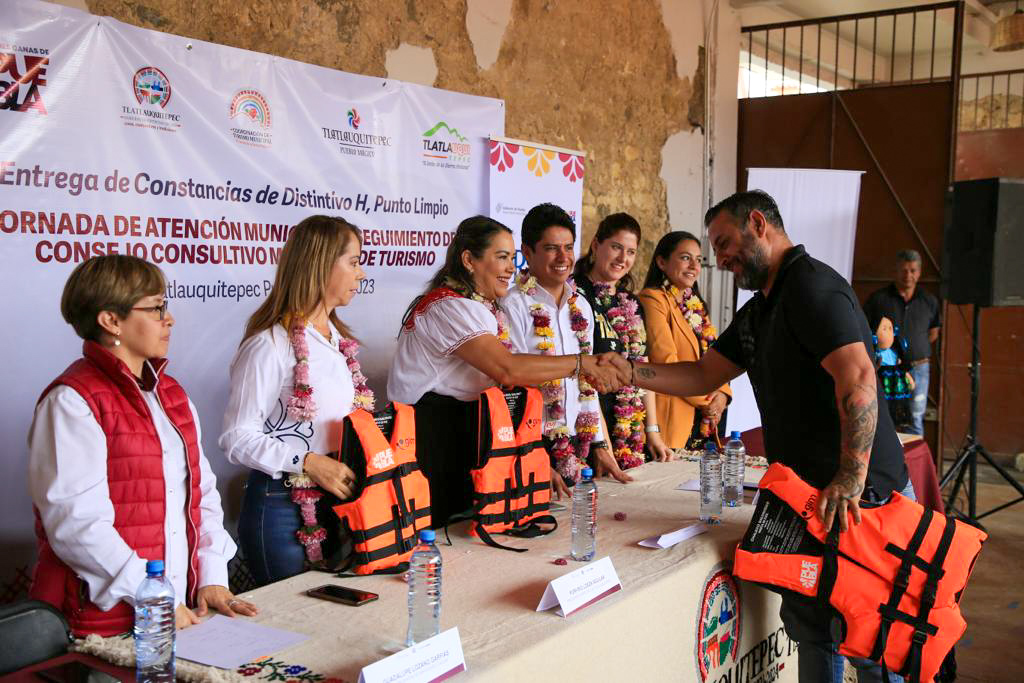 Entrega gobierno estatal chalecos a salvavidas y  prestadores de servicios turísticos de Tlatlauquitepec