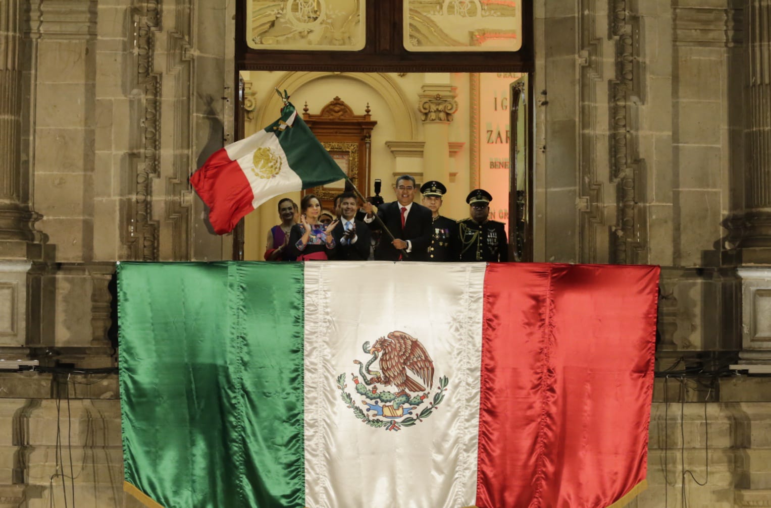Celebra Puebla orgullo mexicano; Sergio Salomón encabezó “Grito de Independencia”