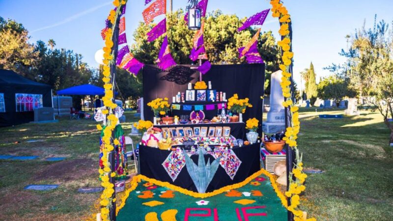 Poblanos/nas montarán altares del Día de Muertos en el cementerio “Hollywood Forever” en Los Ángeles, California