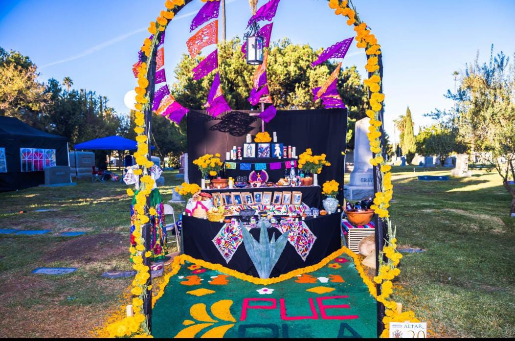 Poblanos/nas montarán altares del Día de Muertos en el cementerio “Hollywood Forever” en Los Ángeles, California