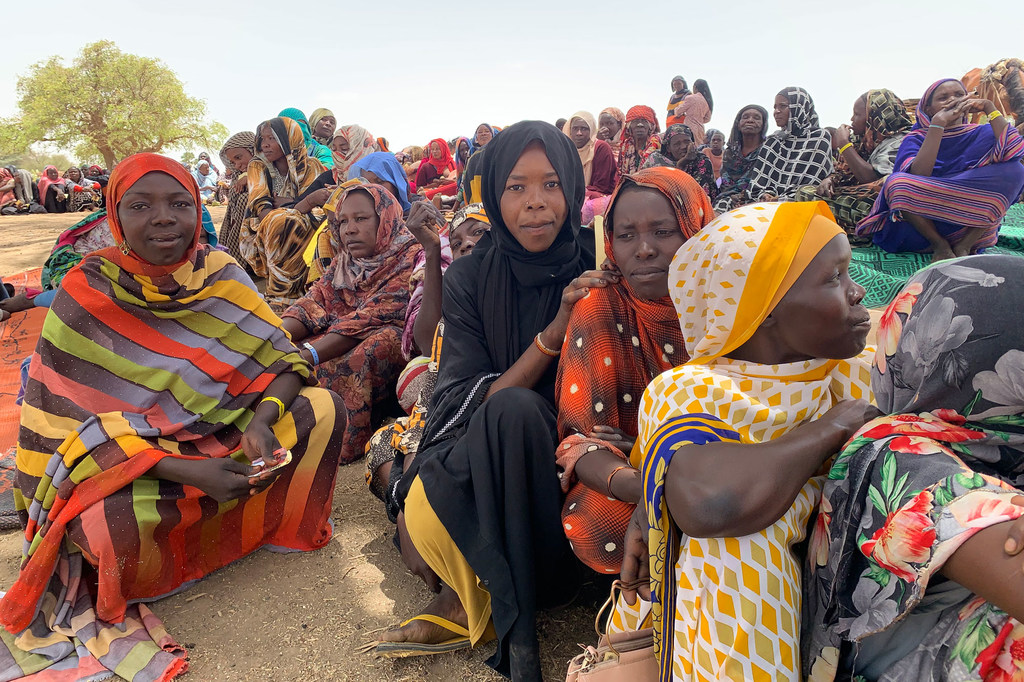 © UNICEF_Donaig Le Du Refugiados sudaneses esperan para obtener ayuda en un pueblo fronterizo de Chad.