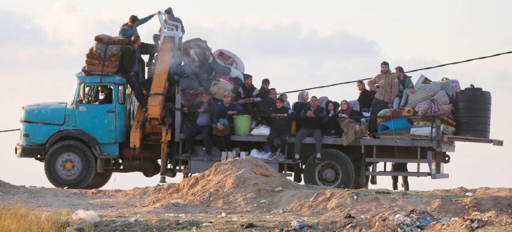 © UNRWA_Ashraf Amra_2   Familias palestinas huyendo hacia el sur de Gaza.
