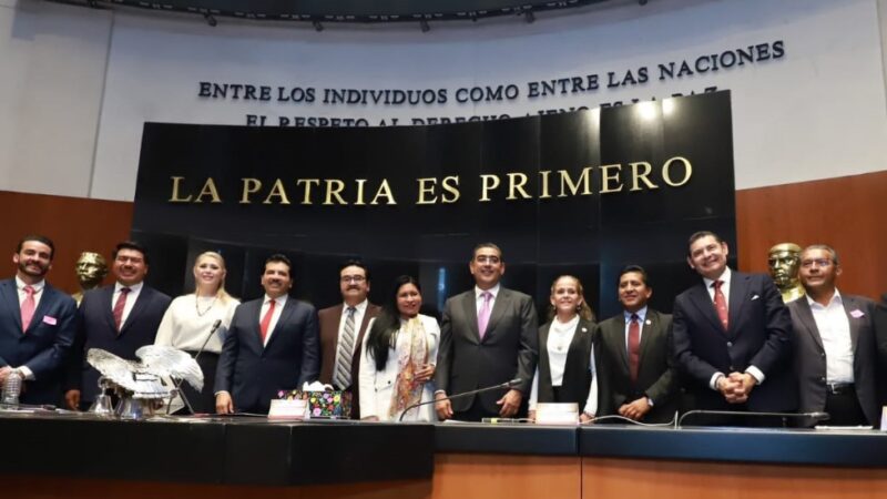 Inscriben en letras doradas a los tres Juanes en el Senado de la República