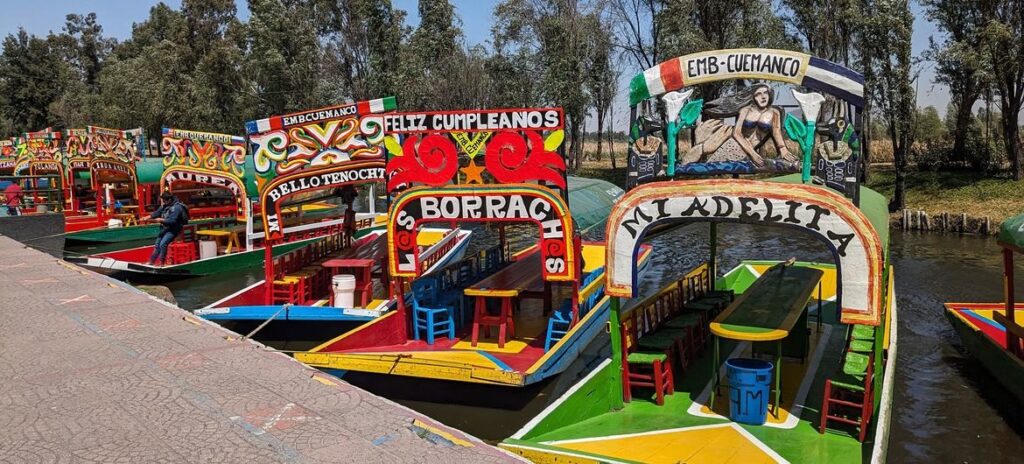 Luis Arroyo_ONU México Trajineras en el embarcadero de Cuemanco, Xochimilco, Ciudad de México.
