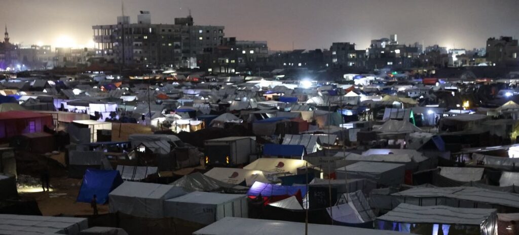 ONU_Ziad Taleb Las luces iluminan las tiendas de los desplazados en el barrio de Tal Al-Sultan, en el sur de la Franja de Gaza.