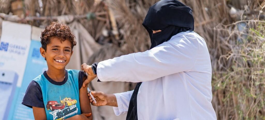 © UNICEF_Saleh Hayyan Un trabajador sanitario de Yemen vacuna a un niño durante una campaña de divulgación comunitaria.