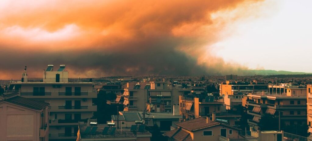 © Unsplash_Anasmeister Los fuertes vientos y las altas temperaturas provocaron incendios forestales que se propagaron por Atenas, Grecia. (archivo)