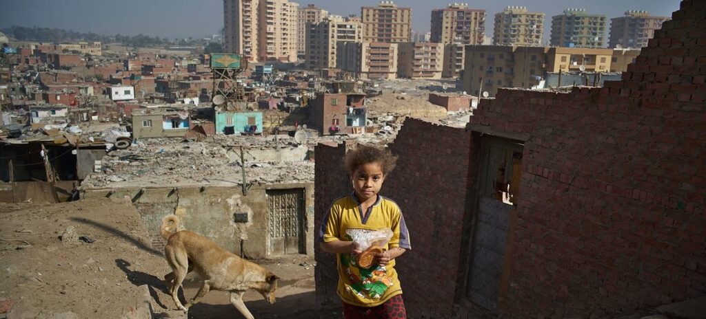 © UNICEF_Shehzad Noorani El 40% de la población más pobre del mundo habita en 52 países con deuda excesiva. Esta niña vive en un cinturón de miseria de El Cairo, Egipto.