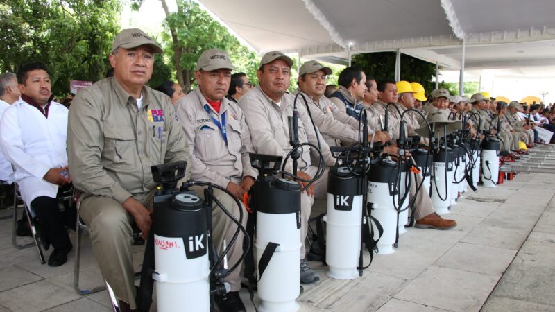 En Huaquechula el gobernador Sergio Salomón entregó equipamiento para la contención del dengue