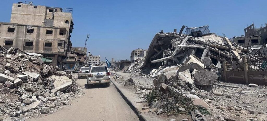 © UNRWA Vehículos de la ONU atraviesan las ruinas de Gaza.