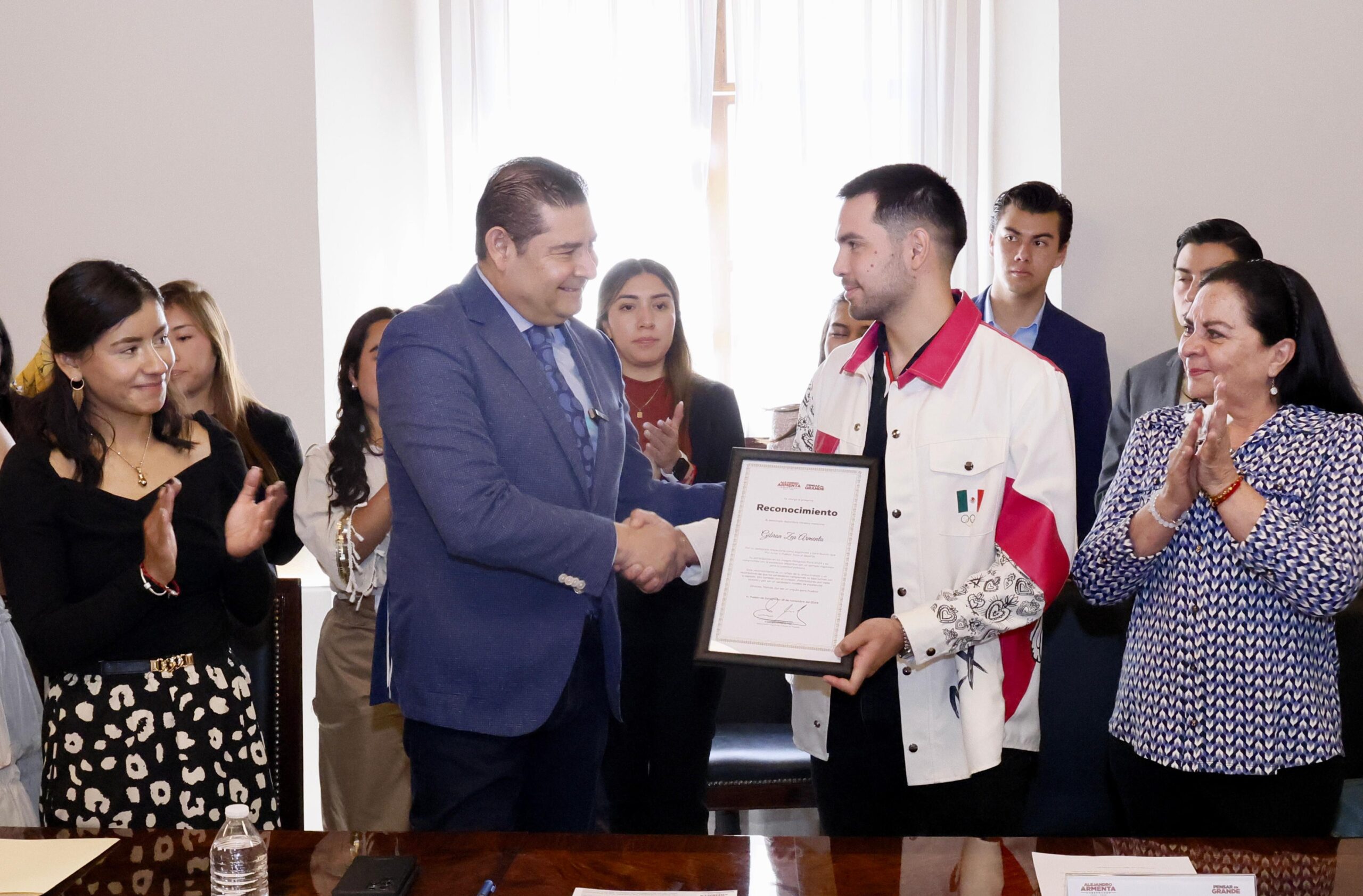 Puebla tierra de campeones: Armenta reconoce a Gibrán Zea, esgrimista olímpico