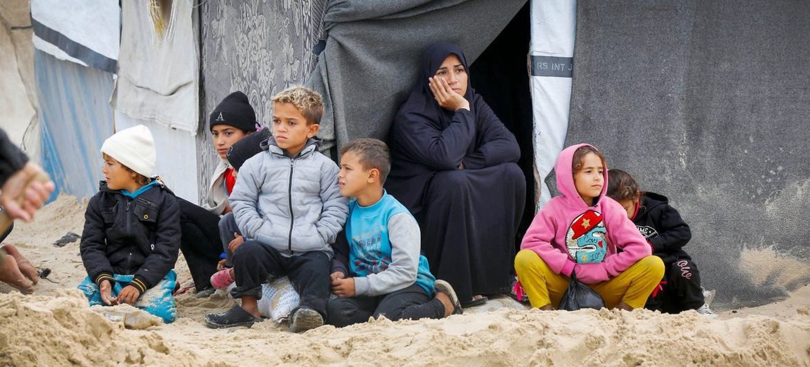 Casi un millón de personas recibe paquetes de alimentos mientras se producen nuevos ataques israelíes
